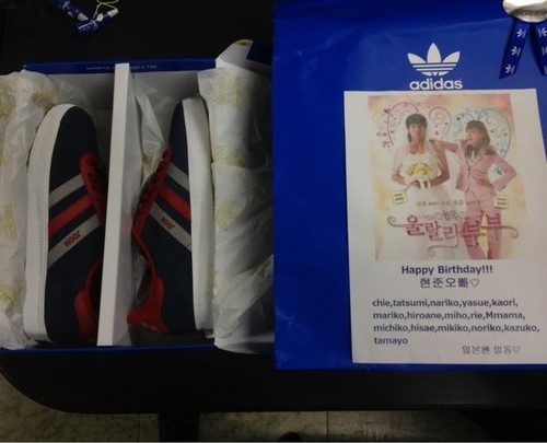 日本ファンが俳優シン・ヒョンジュンに贈った誕生日プレゼントの運動靴（写真＝シン・ヒョンジュンのツイッター）。