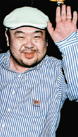２０１０年６月、中央日報のアン・ソンギュ記者がマカオのアルティラホテルのレストランの前で金正男（キム・ジョンナム）に会い、韓国メディアでは初めてインタビューをした当時の姿（写真＝中央フォト）。