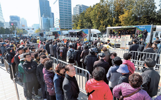 １日、ソウル広場で「第５回韓牛の日」の記念行事が行われ、韓牛牛肉６００グラムを１万ウォン（約７３０円）で購入しようと、市民が行列を作って順番を待っている。