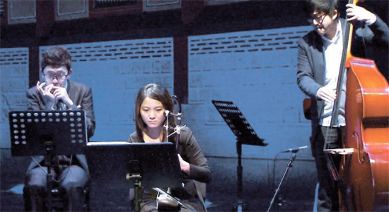 先月３１日に駐日韓国文化院で開かれた「アリラン・アンサンブル」の初公演。