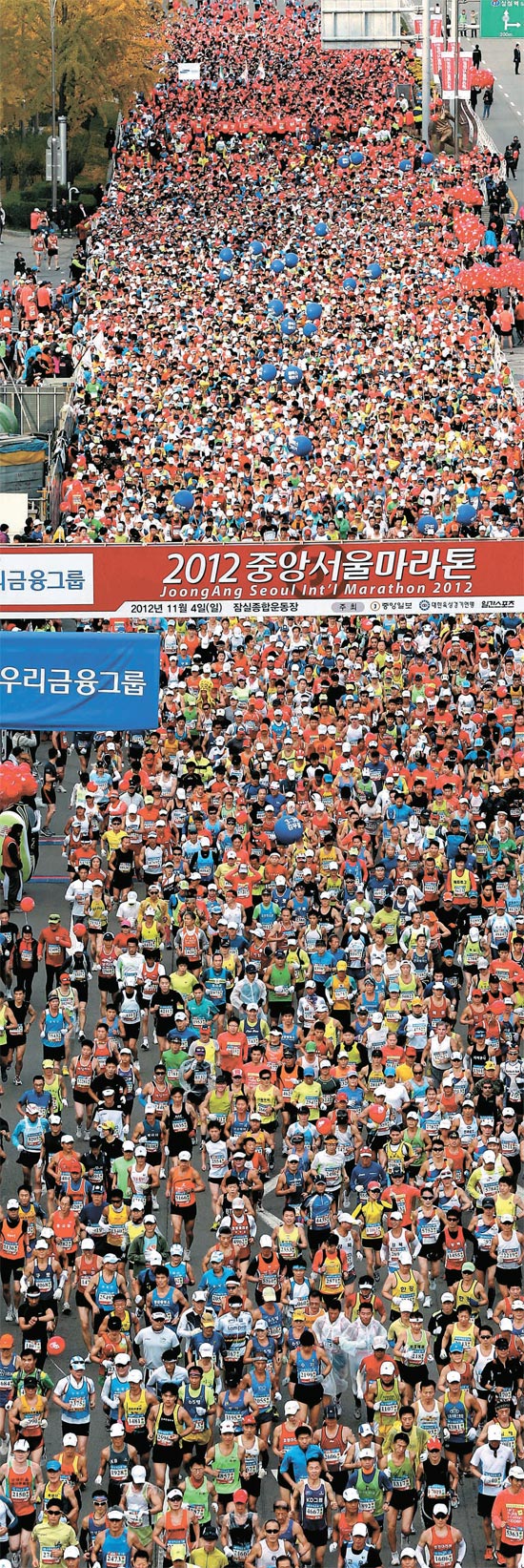 ２０１２中央ソウルマラソンが開催された４日、スタート地点で約１万５０００人の参加者が力強く走り出している。