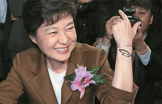セヌリ党の朴槿恵（パク・クネ）大統領候補が５日、ソウル良才洞のａＴセンターで開かれた韓国美容フェスティバルに出席し、手首に描かれた翼のタトゥーを見せている。