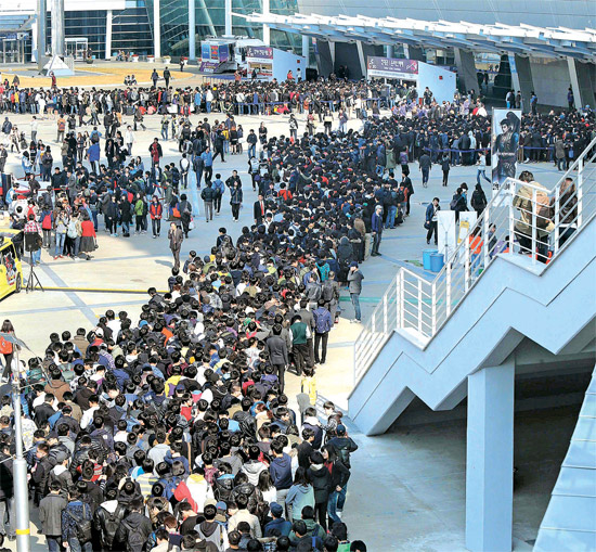 ８日、釜山市海雲台（プサンシ・ヘウンデ）のＢＥＸＣＯ（ベクスコ）で国際ゲームショー「Ｇ－ＳＴＡＲ２０１２」が開かれ、観覧客が入場するために順番を待っている。