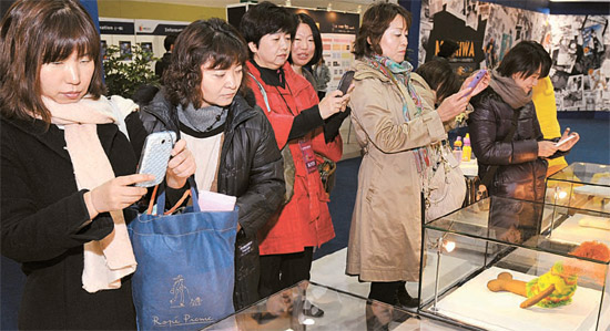 大阪で行われた「２０１２韓国・日本交流総合展」で韓国製品を見ている日本企業の関係者。
