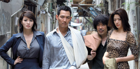 『泥棒たち』（写真）の韓国映画歴代興行１位に続いて、『王になった男』も１０００万クラブに合流した（写真＝ショーボックス　ＣＪ　Ｅ＆Ｍ）。