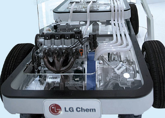 大田（テジョン）のＬＧ化学技術研究院に展示されている電気自動車用バッテリーの縮小模型。最近、電気自動車の販売不振で、ＬＧ化学など国内外の電気自動車バッテリー企業が厳しい状況にある（写真＝中央フォト）。