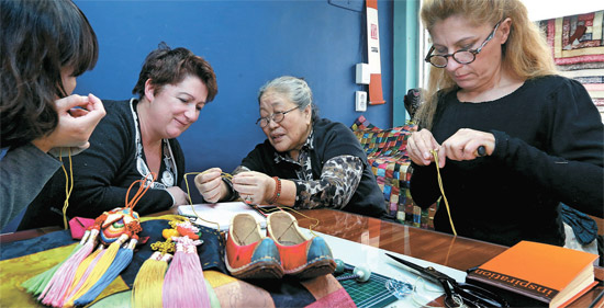 ２２日、ソウル鐘路区嘉会洞（チョンノグ・カフェドン）の工房でフランス人工芸作家が韓国伝統工芸品メデゥプの職人チョ・イルスンさんからメデゥプ工芸を習っている。