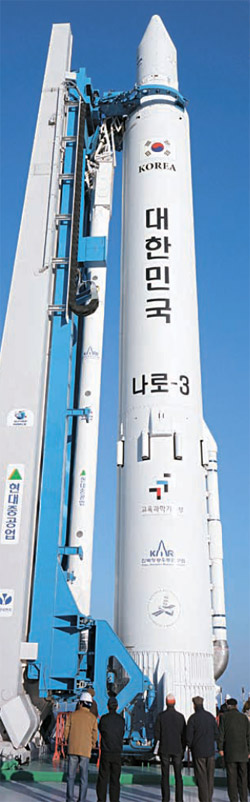 「羅老」の３度目の打ち上げを２日後に控えた２７日、全羅南道高興郡の羅老宇宙センターで組み立てられた「羅老」が発射台に設置されている（写真＝韓国航空宇宙研究院）。