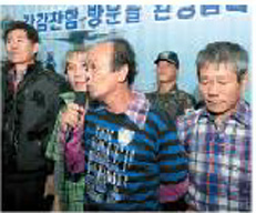 解放された船員４人が韓国軍の駆逐艦に無事に乗り込み感想を述べている（写真＝外交通商部）
