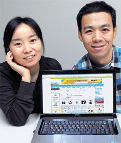 世界２０万人が利用するインターネット無料サイト「ハイペンパル」を設立したチェ・サンチョル代表（右）とタナカ・ユキ夫人大田の自宅で（写真＝ハイペンパル）。