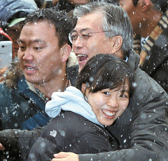 文在寅（ムン・ジェイン）民主統合党大統領候補が５日、ソウル市立大で大学生と抱擁している。