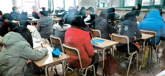 ６日午後２時、ソウル広津区の中学の教室。ほとんどの生徒が寒さのためジャンバーを着たまま授業を受けている。 数人の生徒は脚に毛布を掛けている。 