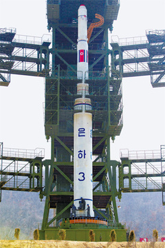 ４月に海外記者に公開した北朝鮮「銀河３号」（写真＝中央フォト）。
