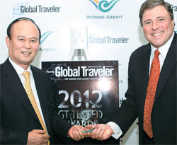 イ・チェウク社長（左側）が１３日、グローバルトラベラー社長から賞はいを受けている。