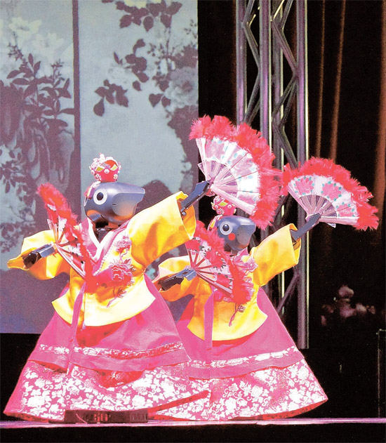 １３日、ロボット伝統公演の再演行事で、ロボットが扇の舞を踊っている（写真＝韓国教育学術情報院）。