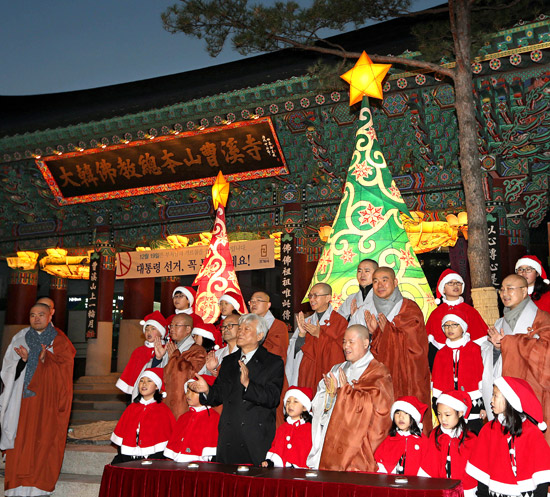 １７日、慈乗・曹渓宗総務院長（前列右から４人目）と曹渓寺児童合唱団がソウル曹渓寺でクリスマスツリーを点灯した後、拍手している。