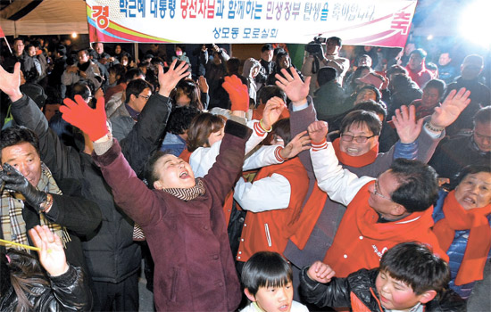 １９日夜、慶尚北道亀尾（キョンサンブクド・クミ）にある朴槿恵（パク・クンヘ）氏の父の朴正熙（パク・チョンヒ）元大統領の生家に住民らが集まって歓呼している。