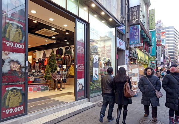 寒波が襲い、ソウルの朝の気温が氷点下１４．５度まで下がり、昼間の温度も氷点下６度を記録した２６日、ソウル明洞（ミョンドン）のある商店がドアを開けたまま営業している。