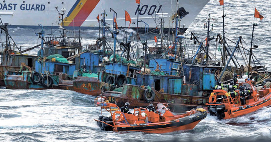 韓国の西海（ソヘ）地方海洋警察庁隊員が２７日、高速ゴムボートに乗って韓国側排他的経済水域（ＥＥＺ）で不法操業していた中国漁船を取り締まっている（写真提供＝西海地方海洋警察庁）。