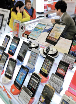 過度な携帯電話補助金支給に対する懲戒で、移動通信３社が７日から順に営業停止に入る。６日、ソウル竜山のある携帯電話販売店。