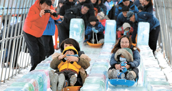 忠清南道論山（チュンチョンナムド・ノンサン）で行われた「大ドゥン山（テドゥンサン）水落（スラク）渓谷氷祭り」に訪れた子どもたちが、人工のボブスレー施設で楽しそうな表情を見せている。