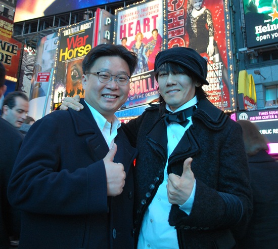 歌手キム・ジャンフン（右）とソ・ギョンドク教授（写真提供＝Ｆｏｒ　Ｔｈｅ　Ｎｅｘｔ　ｇｅｎｅｒａｔｉｏｎ．ｃｏｍ）。