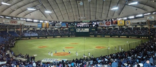 プロ野球ドーム球場時代へ…ＫＴが２０２０年ごろ、５０００億ウォン（約４１０億円）を投入してドーム球場を建設すると約束した。韓国プロ野球に念願のドーム球場ができるということだ。写真は０６年ワールド・ベースボール・クラシック（ＷＢＣ）が行われた東京ドーム。［中央フォト］