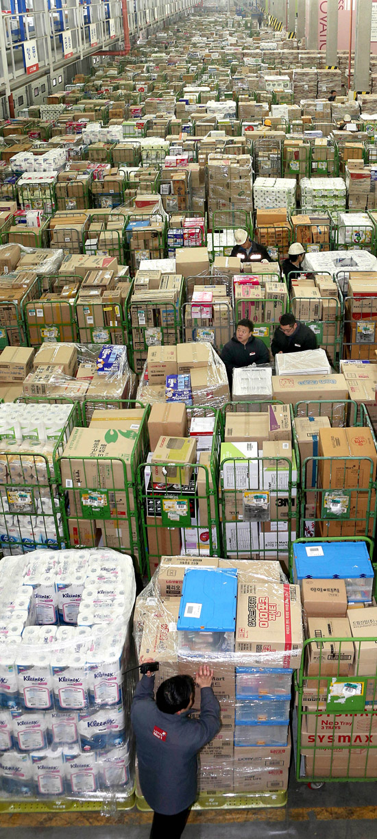 １５日、京幾道烏山市（キョンギド・オサンシ）のロッテマート物流センターの職員が普段の５０％ほど増え、倉庫の品を分類している。