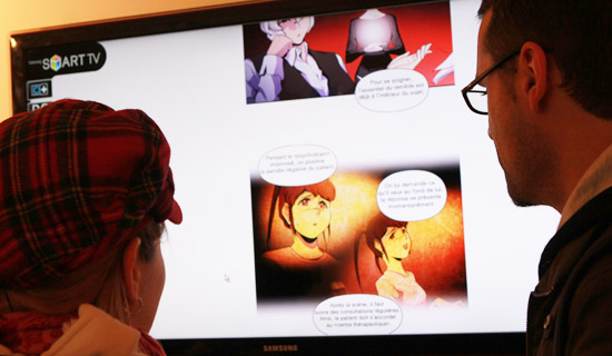 第４０回アングレーム国際漫画祭を訪問した観客が大型モニター画面で作家イ・ジョンボム氏のＷｅｂ漫画「ドクターフロスト」を楽しんでいる。