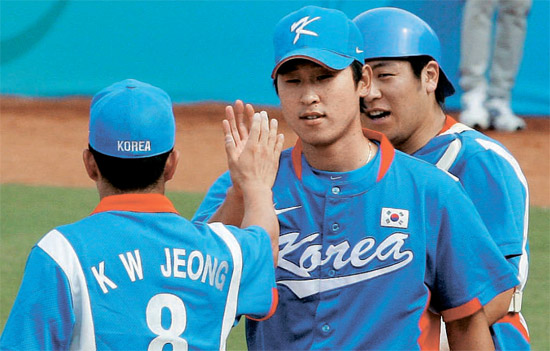 韓国野球代表チームで尹錫ミン（ユン・ソクミン、真ん中）の比重がさらに高まっている。尹錫ミンが０８年北京五輪で台湾に勝った後、鄭根宇（チョン・グンウ、背番号８）とハイファイブをしている。［中央フォト］