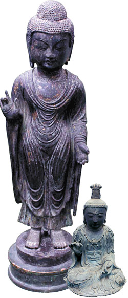 海神神社の「銅造如来立像」（左）と観音寺の「金銅観世音菩薩坐像」。