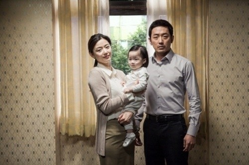 公開された映画『ベルリン』でのチョン・ジヒョン（左）とハ・ジョンウの家族写真（写真提供＝映画会社「内柔外剛」）。