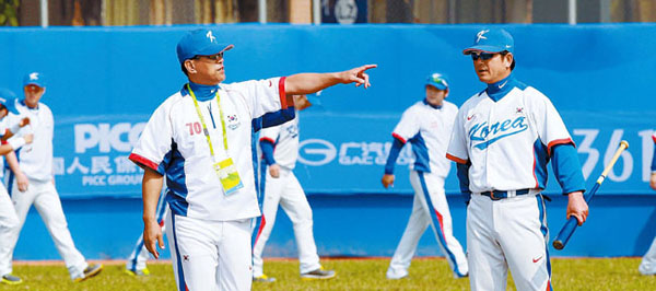 ２０１０年広州アジア競技大会に出場した韓国野球代表が現地で練習する風景。右が今回のＷＢＣ韓国代表を指揮する柳仲逸（リュ・ジュンイル）監督（当時は代表チームのコーチ）。
