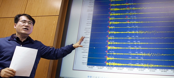 韓国気象庁地震監視課のユ・ヨンギュ事務官が１２日、ソウルの気象庁ブリーフィングルームで北朝鮮の３度目の核実験と関連し咸鏡北道（ハムギョンブクド）地域で人工地震が発生したという内容を説明している。