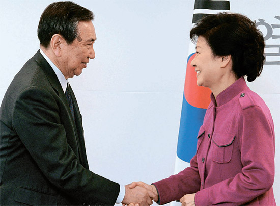 朴槿恵（パク・クネ）次期大統領が１４日、ソウル通義洞（トンウィドン）執務室で河野洋平元日本衆議院議長に面会している。
