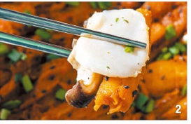 辛目に味付けした蔓人参とシイタケをさっと素焼きにし貝柱に挟んで食べるアウトロード代表メニュー「蔓人参のサムパプ」。