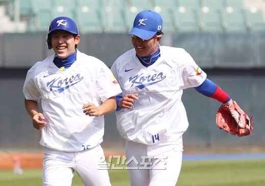 笑顔を見せるＷＢＣ韓国代表の選手たち。