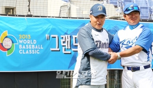 ＷＢＣ（ワールド・ベースボール・クラシック）韓国代表の柳仲逸（リュ・ジュンイル）監督（右）。