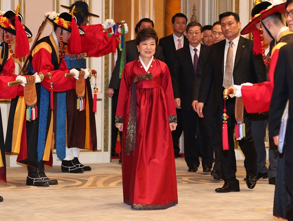朴槿恵（パク・クンヘ）大統領が２５日夜、青瓦台（チョンワデ、大統領府）迎賓館で開かれた第１８代大統領就任祝賀外賓晩餐会場に韓服姿で入場している。