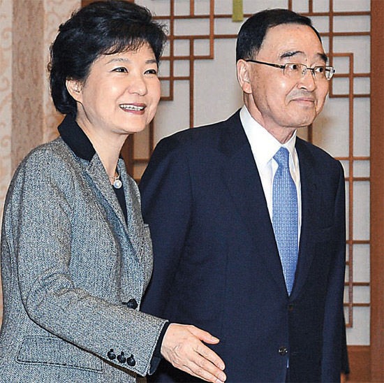 朴槿恵大統領が２６日午後、青瓦台で鄭ホン原首相に任命状を授与した後明るい表情を浮かべている（青瓦台写真記者団）。