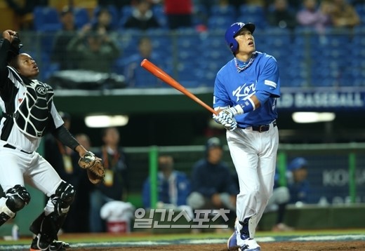 韓国の李承ヨプ（イ・スンヨプ）が７回表２死１・３塁で打った打球を眺めている。