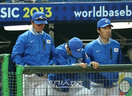 韓国の柳仲逸（リュ・ジュンイル）監督（左）とヤン・サンムンコーチがオランダに敗色が濃厚となりうな垂れている。