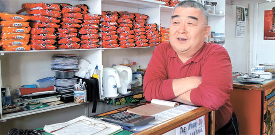 チリ最南端の都市で５年前からラーメン店を経営しているユン・ソホ社長。 ユンさんはあたかも友人に会ったかのように記者を歓迎した。