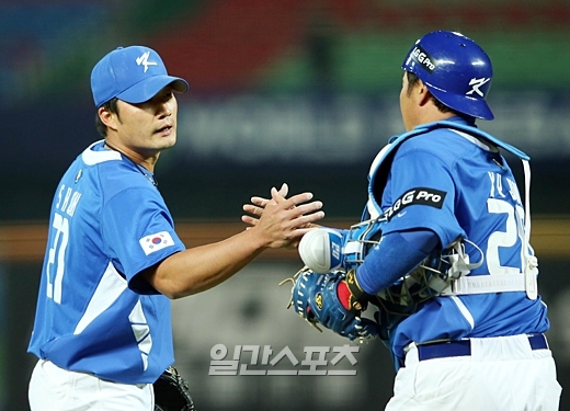 韓国の呉昇桓（オ・スンファン）と陳甲竜（チン・ガプヨン）が韓国対オーストラリア戦後に握手を交わしている。