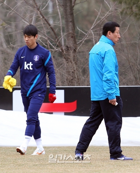 朴主永（写真左）、韓国代表のチェ・ガンヒ監督。