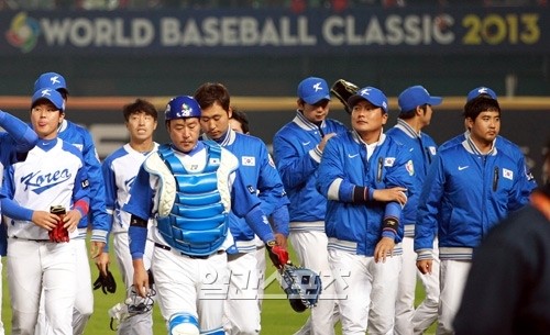 韓国選手が、３－２で勝ちながらも第１ラウンド敗退が決まり、笑顔なくベンチに戻っている。