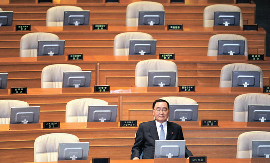 鄭ホン原（チョン・ホンウォン）首相が２月の臨時国会最終日となる５日午後、国会で開かれた本会議に参加している。鄭首相の後にある閣僚の席はすべて空いている。