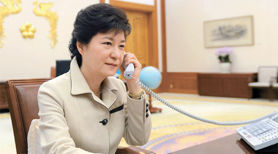朴槿恵（パク・クンヘ）大統領は６日、日本の安倍晋三首相と電話で会談した（写真＝青瓦台）。