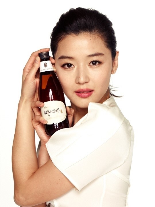 韓国伝統酒メーカー「クッスンダン」のモデルになった女優のチョン・ジヒョン（写真提供＝クッスンダン）。
