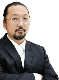 ７月にソウルで回顧展を開くアジアポップアートの代表作家、村上隆氏。